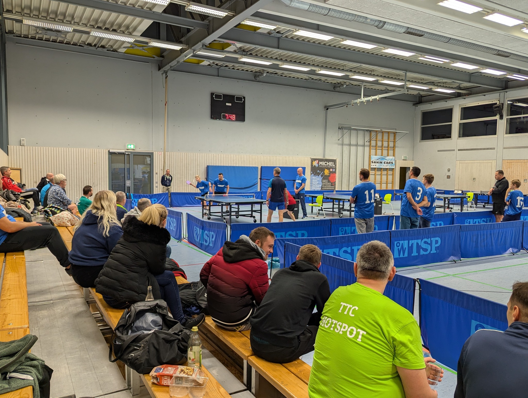 Tischtennisspiel in der Sporthalle Ispringen